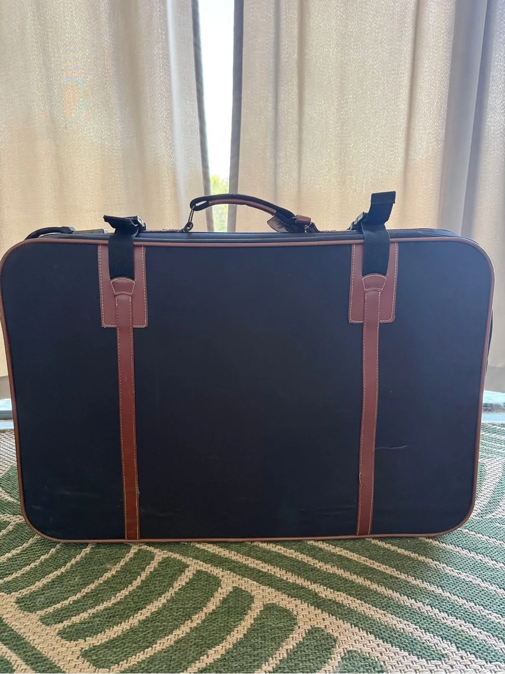 🔥🧳 Vintage Classic Black Travel Carlton International Suitcase with rollers